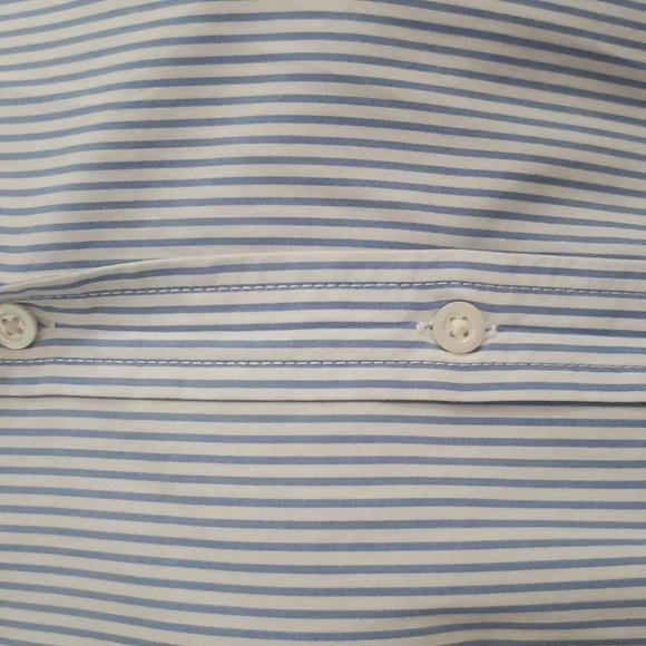 Woman's size 10 Gap button up - Picture 3 of 4